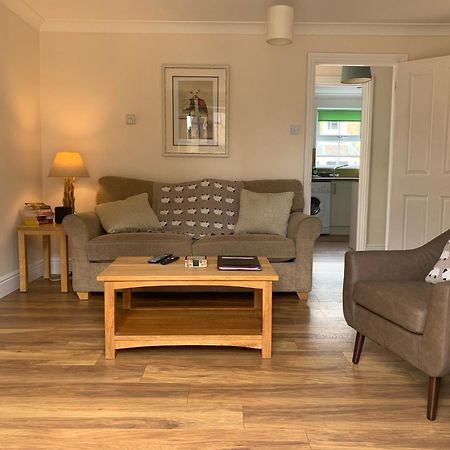 Garfield Place Cosy 2-Bedroom Cottage Central Windsor With Parking Exterior photo