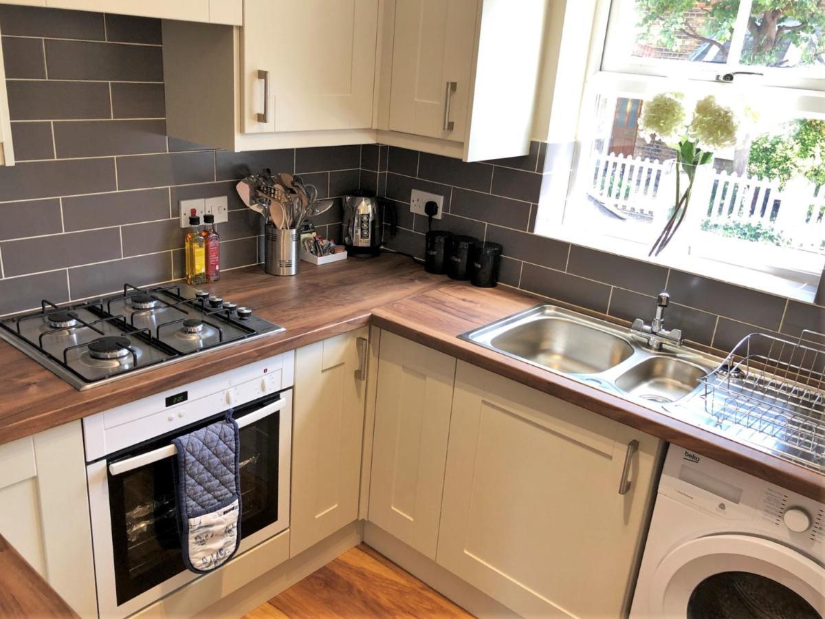 Garfield Place Cosy 2-Bedroom Cottage Central Windsor With Parking Exterior photo