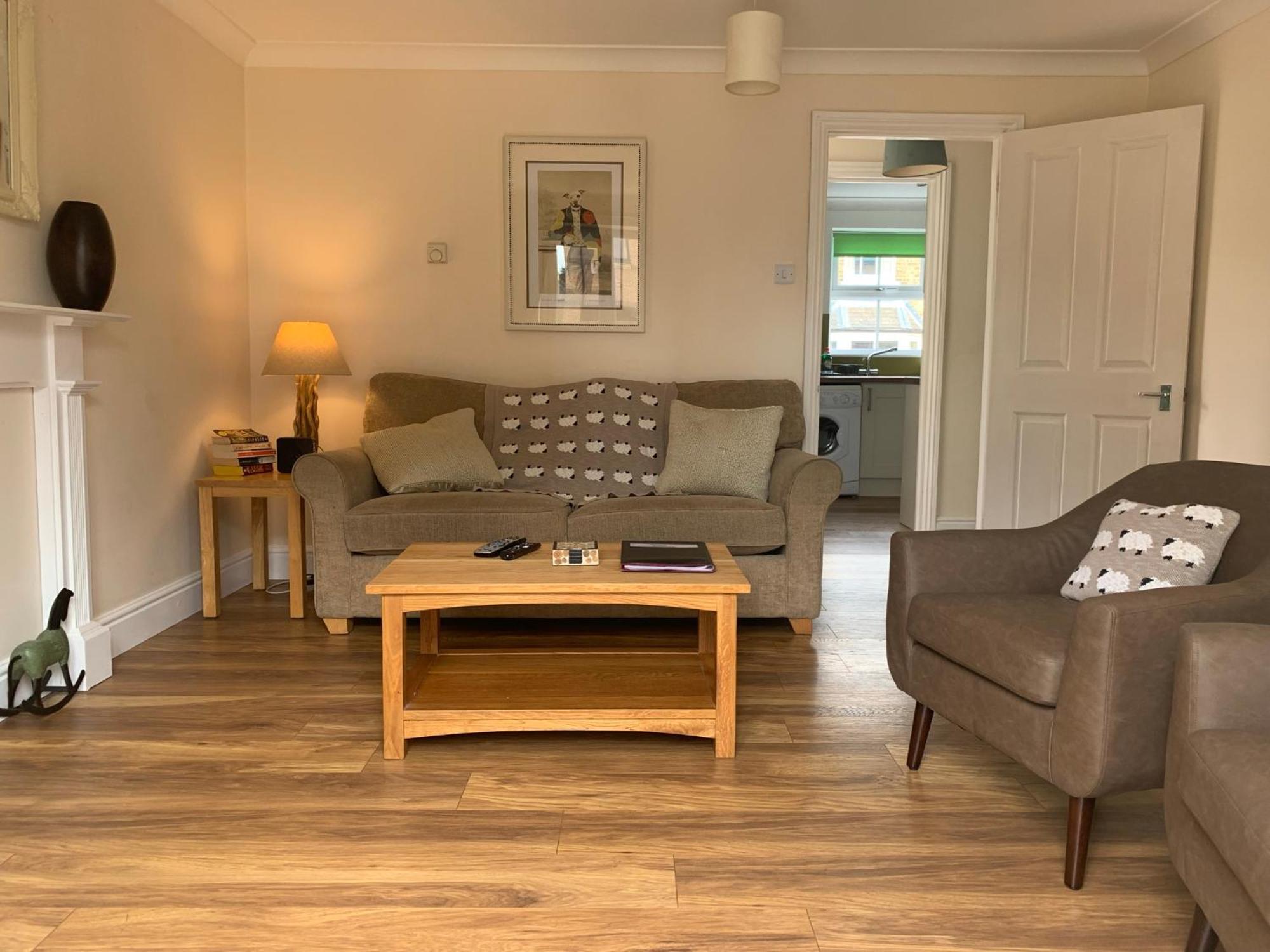 Garfield Place Cosy 2-Bedroom Cottage Central Windsor With Parking Exterior photo