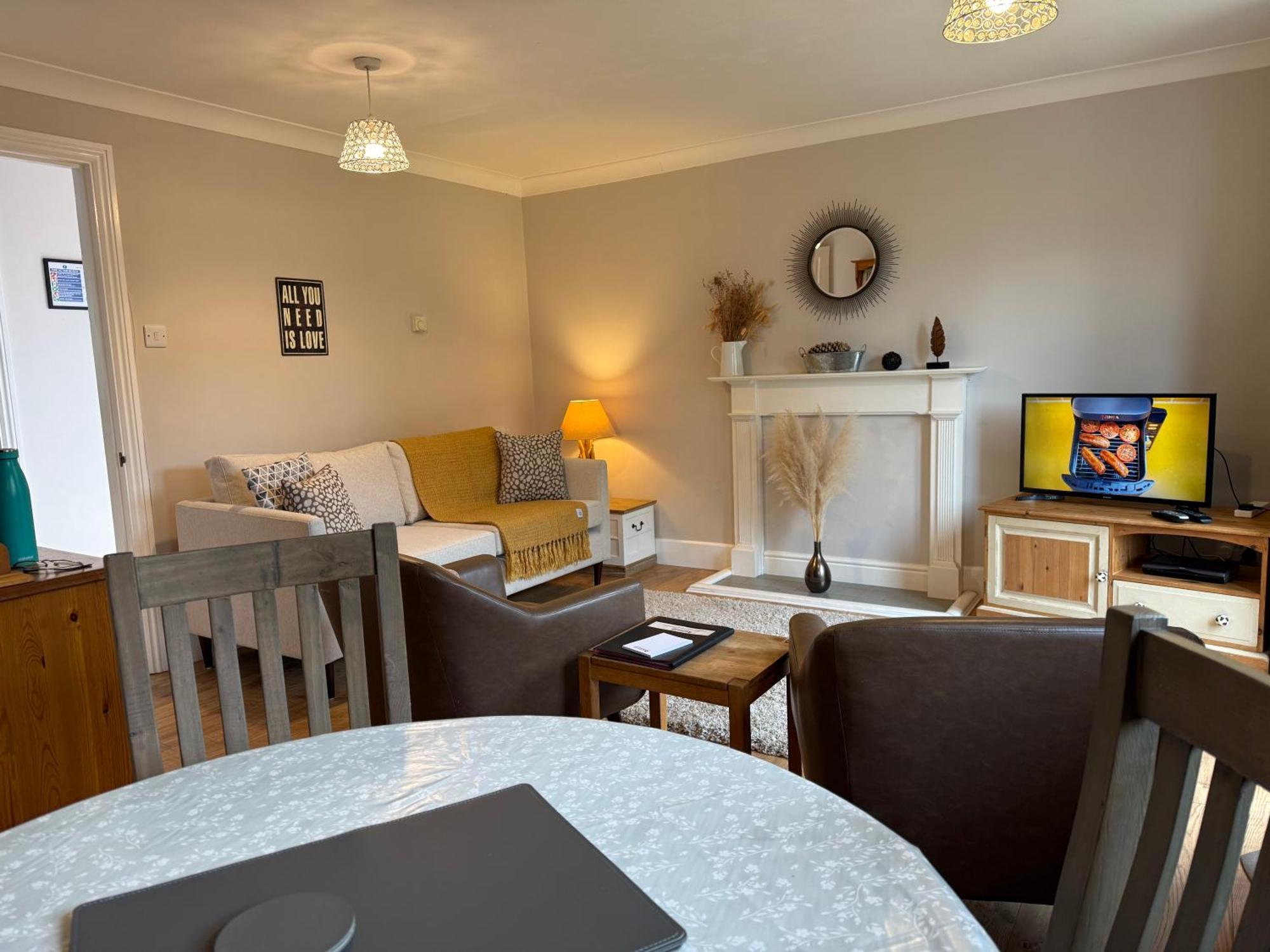 Garfield Place Cosy 2-Bedroom Cottage Central Windsor With Parking Exterior photo