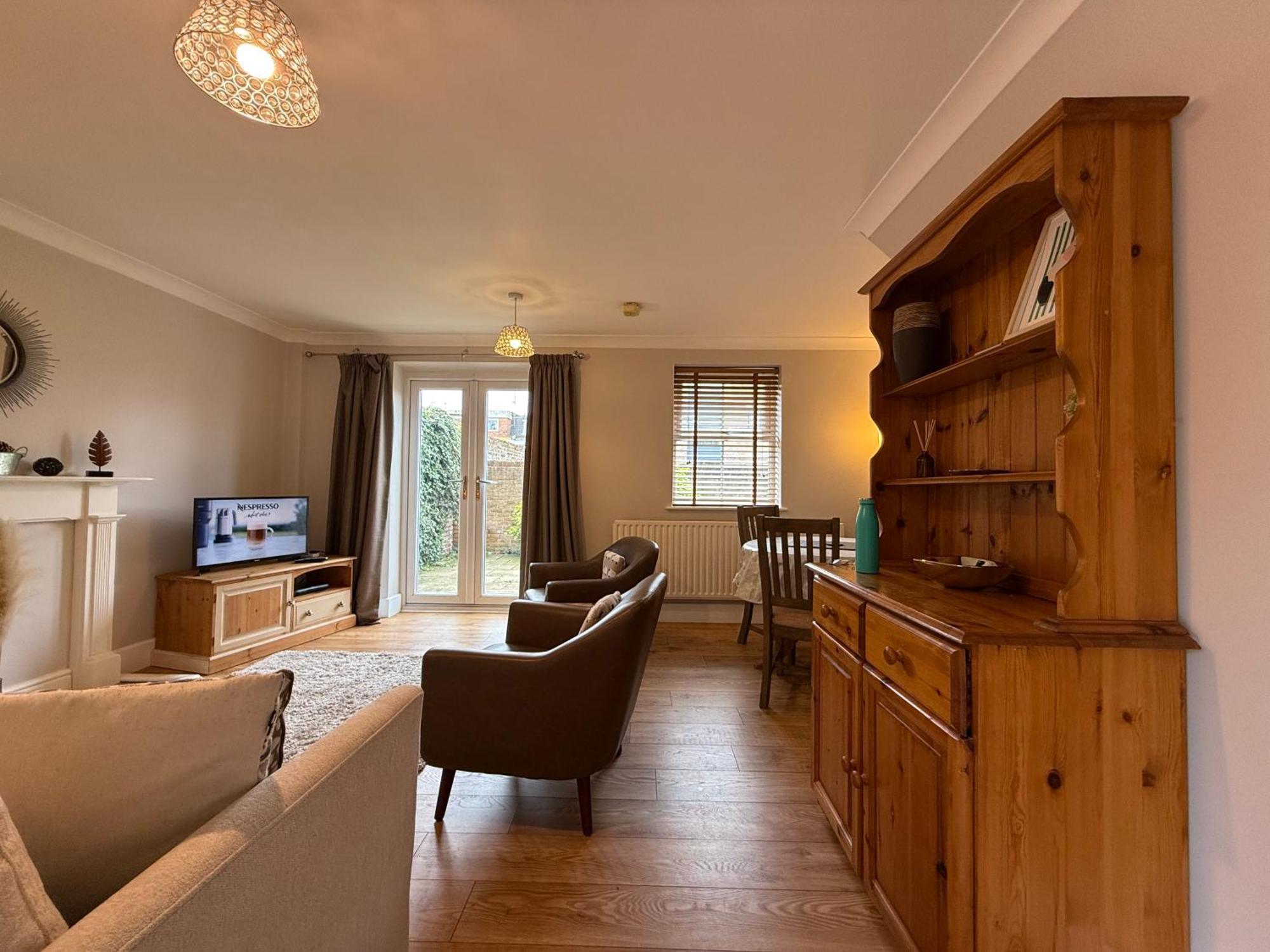 Garfield Place Cosy 2-Bedroom Cottage Central Windsor With Parking Exterior photo
